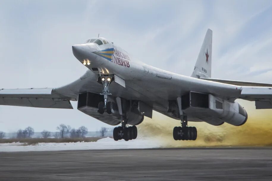 Ту-160 сверхзвуковой белый лебедь. Бомбардировщик-ракетоносец ту-95мс. Ту-160м белый лебедь. Бомбардировщик ту-95мс. Стратегические бомбардировщики фото.