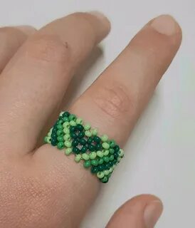 Простое легкое колечко из бисера