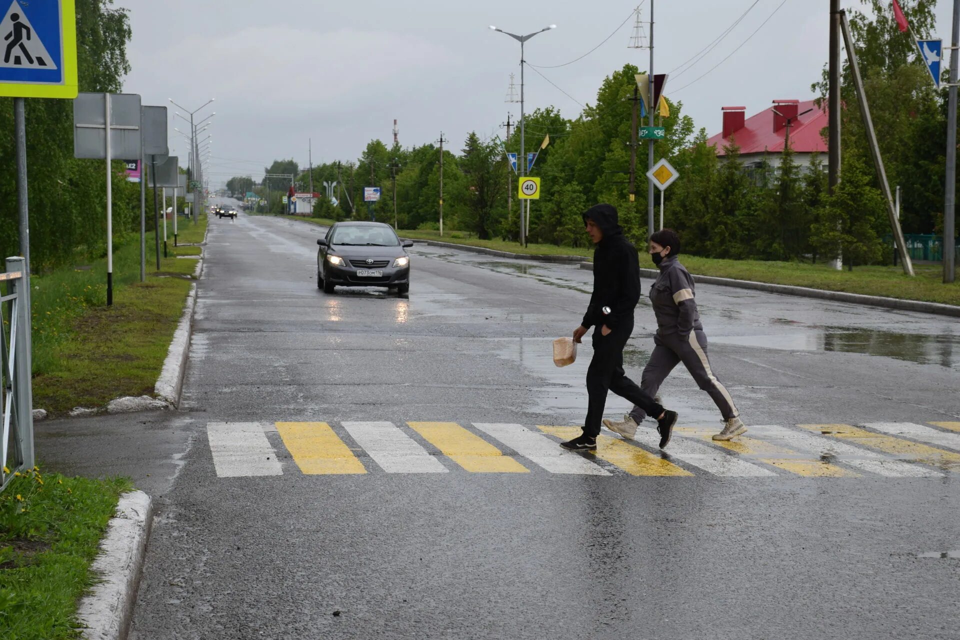 Пешеход на дороге. Машина не пешеходном переходе. Пешеходы на улице. Машина возле пешеходного перехода. Перебегал пешеходный переход