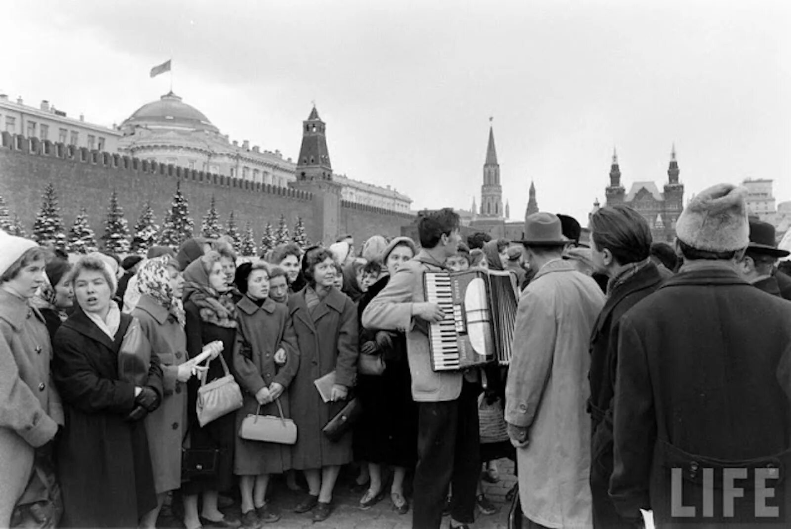 14 апреля 1961 года. Ликование на красной площади в честь полёта Гагарина 1961. Кортеж первого Космонавта Юрия Гагарина Москва 14 апреля 1961 года. Встреча Гагарина на красной площади 1961. 1961 Год Москва Гагарин.
