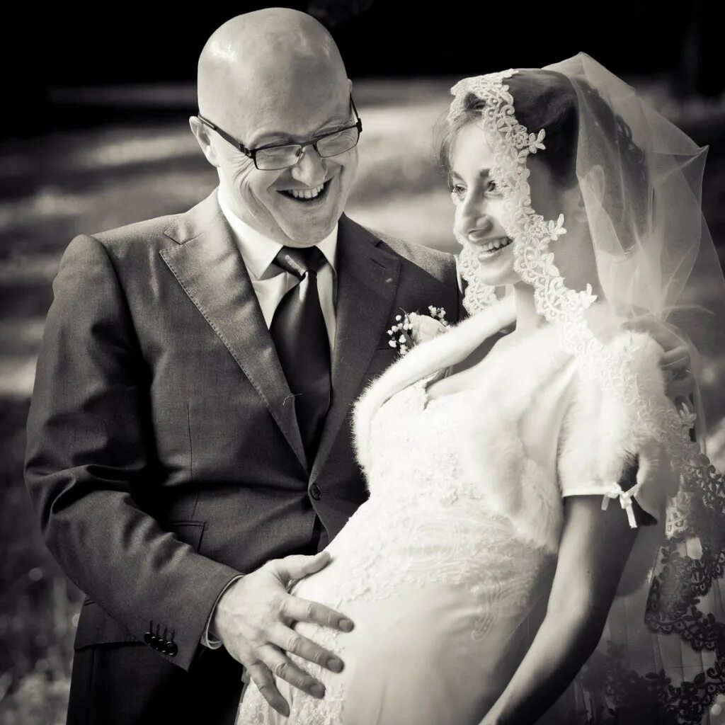 невеста в возрасте. свадьба бабушки и дедушки. старики женятся. пожилые молодожёны. самые старые жених и невеста.