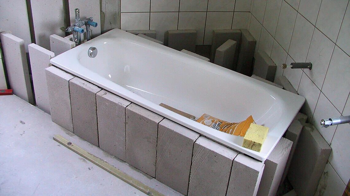 Установка ванны в ванной под плиткой. Ванна обложенная БЛОКАМИ. Пеноблоками обложить ванну. Под ванну из газоблоков. Акриловая ванна обложенная плиткой.