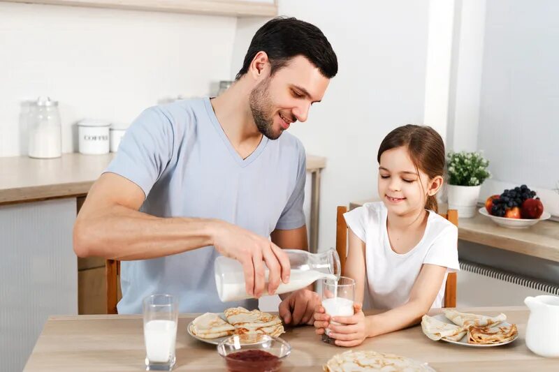 Daughters milk. Отец и дочь завтракают. Папа с дочкой завтракают. Семья завтракает. Завтрак семья молоко.