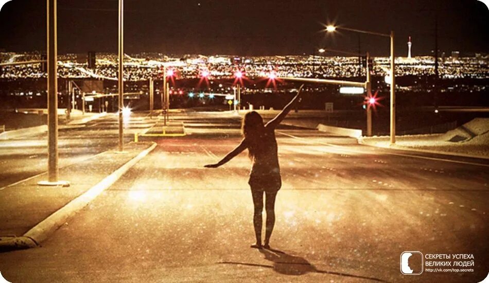 Девушка вечером на улице. Девушка в парке. Девочка ночь. Девушка на мосту. Вечерняя прогулка.