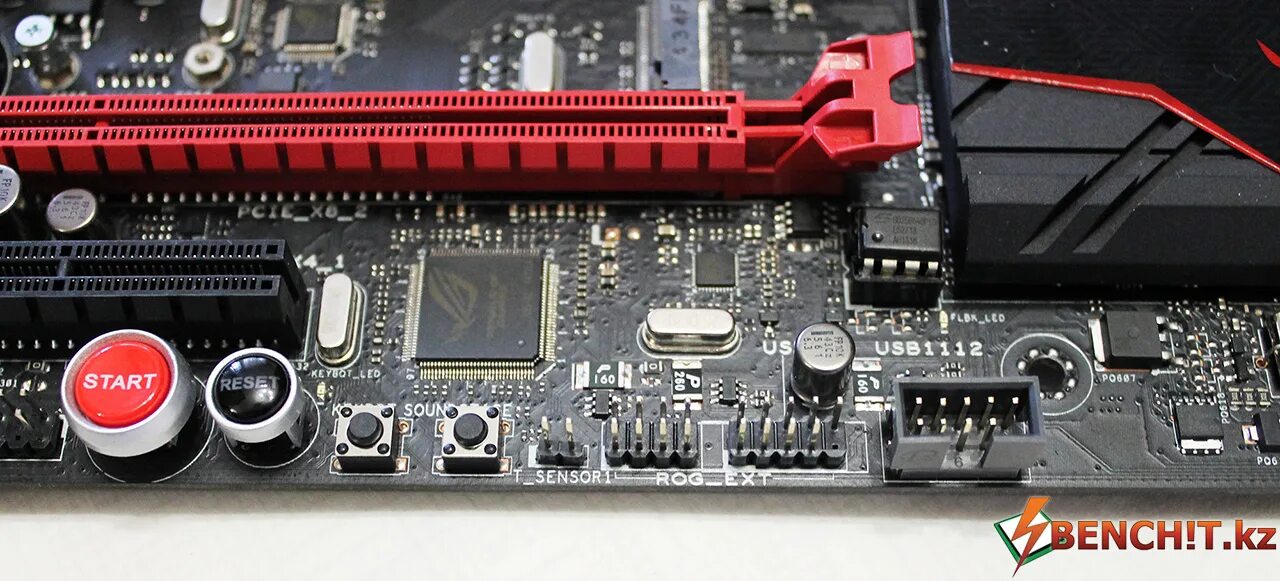 Ссд горит красным. Разъем asus rog ext материнки. rog ext на материнской плате asus. красный разъем на материнской плате. горит лампочка memok на материнке.