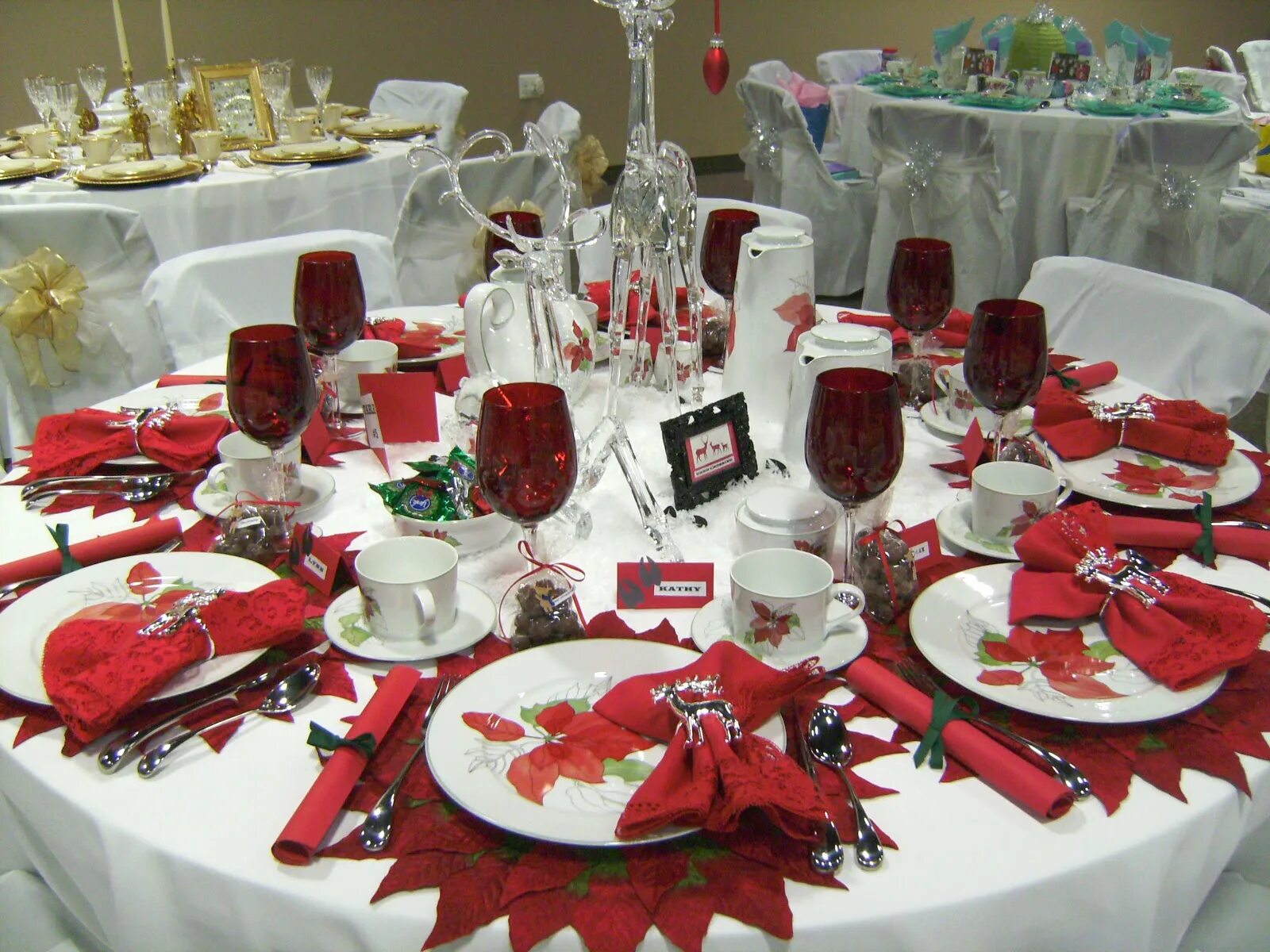 украшение стола в красном цвете на свадьбу. новогодний декор в красно белых тонах. свадьба в красном стиле. сервировка стола в стиле чикаго. стол в красном стиле.