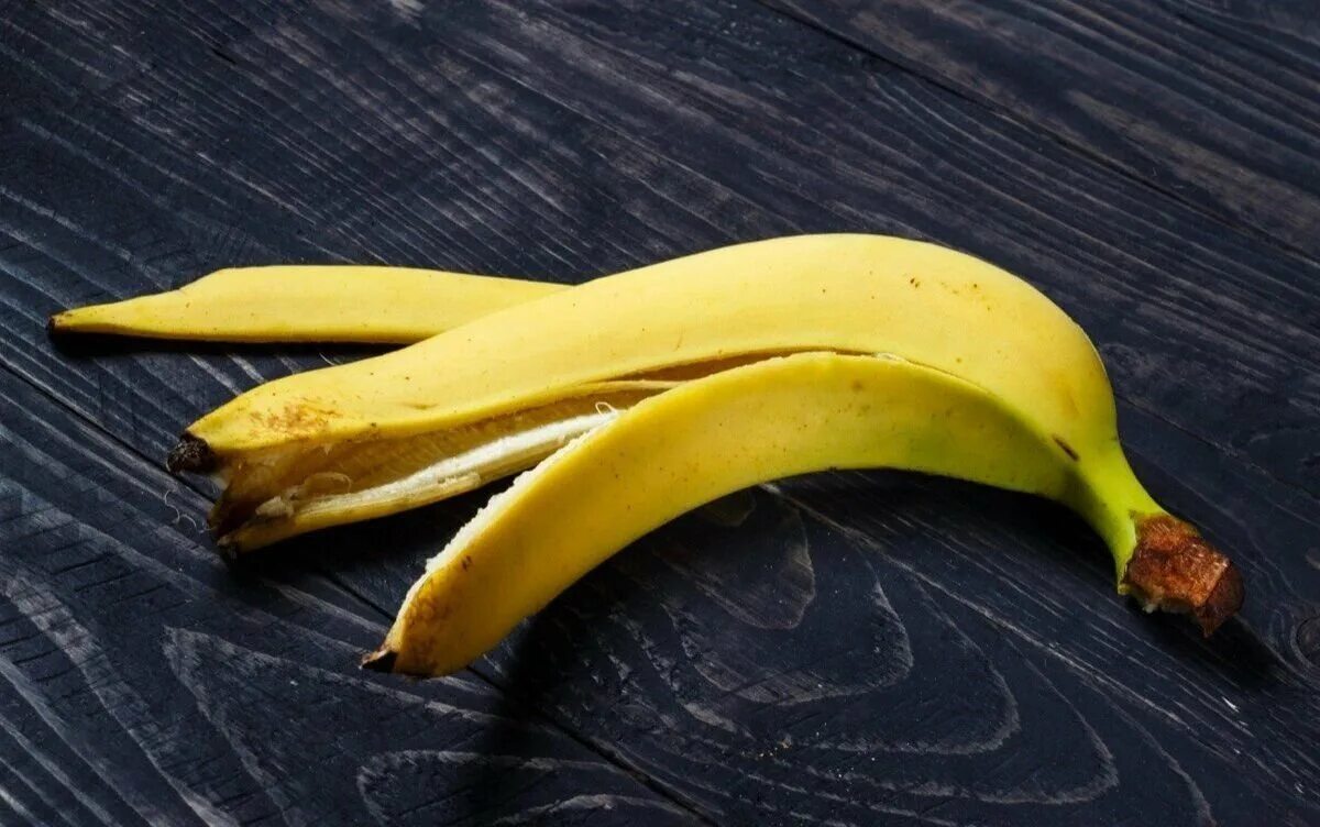 Ел кожуру бананов. Банановая кожура. Кожура от банана. Шкурки от бананов. Банановая корка.