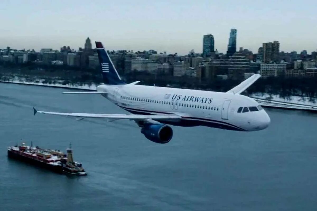 Аварийные посадки самолетов на воду. Посадка а320 на Гудзон пилот. Аварийная посадка a320 на Гудзон. Самолёт Аэробус а320 чудо на Гудзоне. Посадка самолета на воду Гудзон.