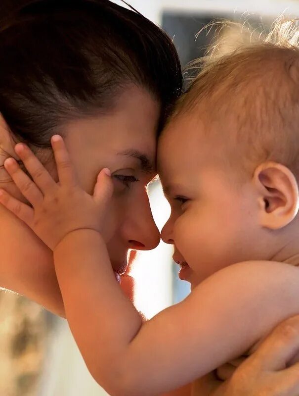 Любовь мамы к ребенку мама любит. Обнимает ребенка. Любовь к ребенку. Любовь матери к ребенку. Малыш и мама.