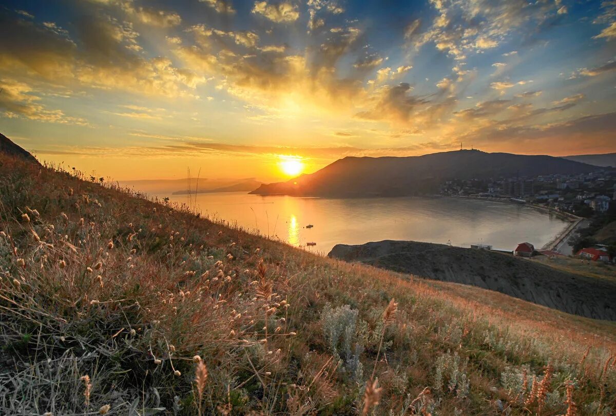 красивый закат на трассе. оранжевый закат город. рассвет на море. заход солнца в симферополе. рассвет на море в крыму.