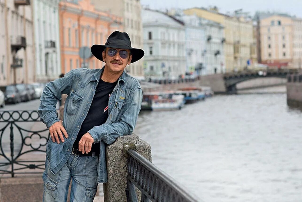 Уилл смит 2020. Ольга бузова в санкт-петербурге. Мужская фотосессия на крыше. Дом сергея шнурова. Сергей шнуров в петербурге.