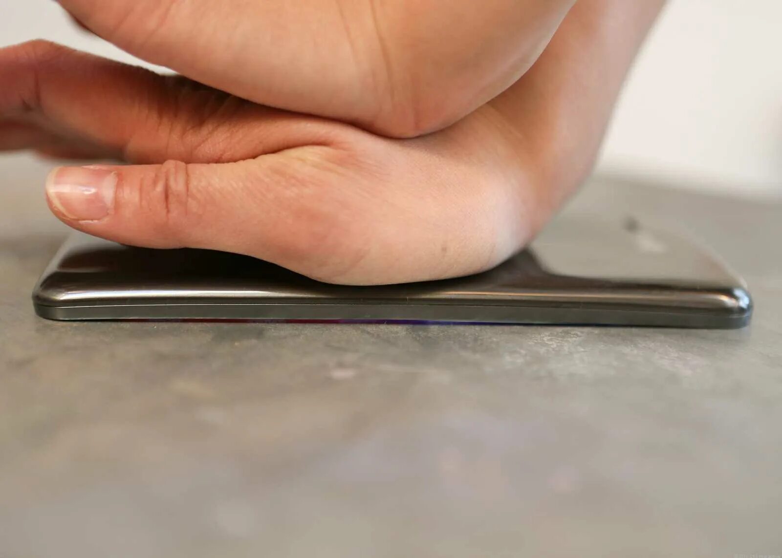 Погнутый айфон 6 s ,÷. Iphone 6 гнутый. Погнутый. Iphone 6 погнутый. Погнул смартфон.