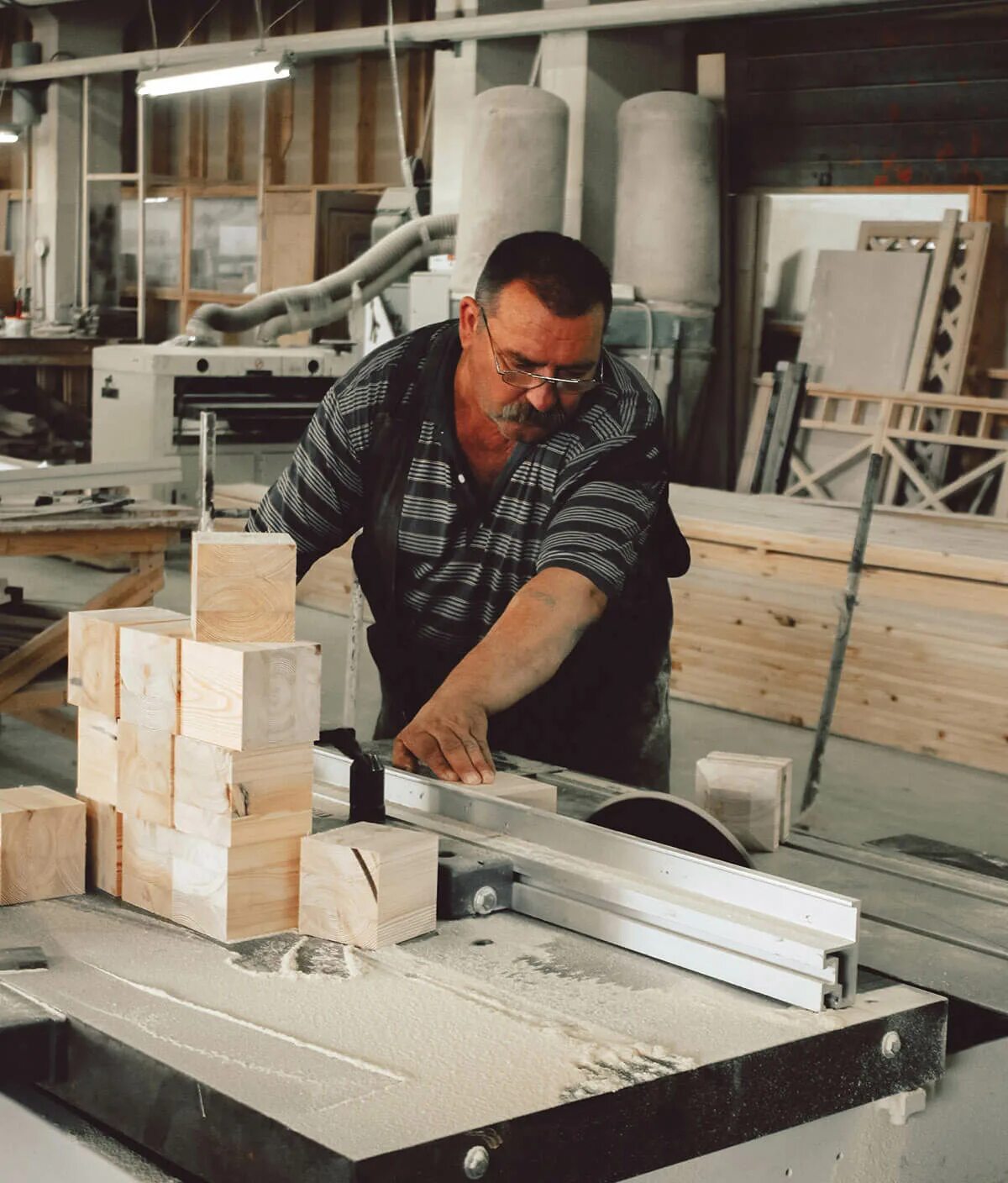 Мастер столярного и мебельного производства. Работник мебельного цеха. Столяр королев. Мастер столяр мебельного производства. Столяр.