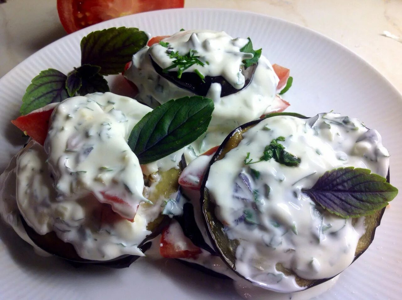 Баклажаны тушеные в сметане. Баклажаны в сметанном соусе. Баклажаны со сметаной и чесноком на сковороде. Баклажаны со сметаной. Баклажаны в сметане с чесноком.