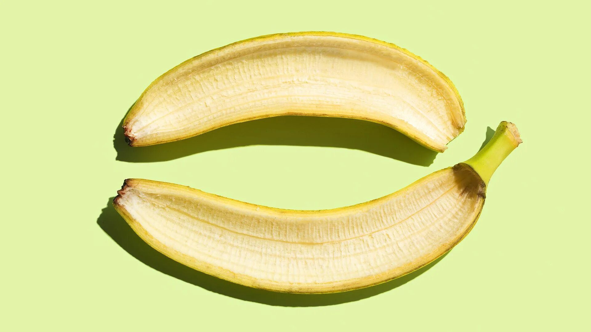 Ел кожуру бананов. Кожура банана. Банановая шкурка. Шкурки от бананов. Банан в продольном разрезе.