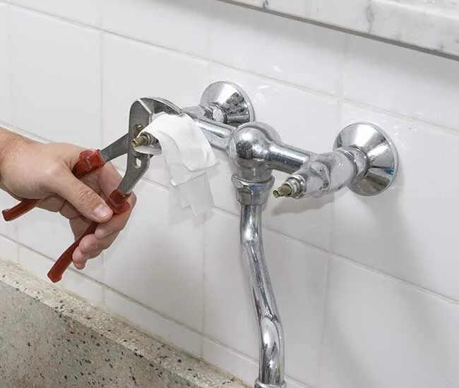 Как снять смеситель с ванны. Смеситель в ванную открутит. кран настенный для раковины. чтоб открутить смеситель. ключ для откручивания смесителя.