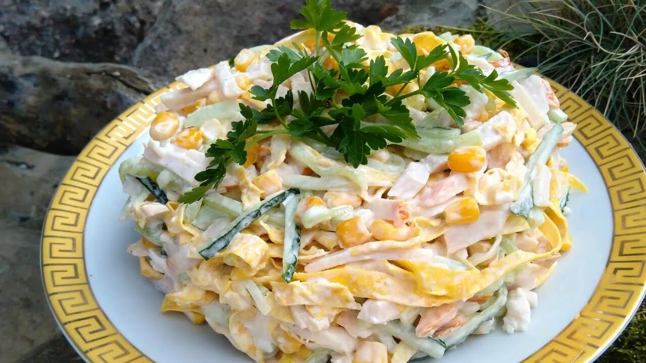 Салат курица яйцо морковка. Салат блинный с копченой курицей и кукурузой. Салат с яичным блинчиком кукурузой корейской морковью. Салат с курицей кукурузой и с блинчиками. Салат морковь с яичным блинчиком.