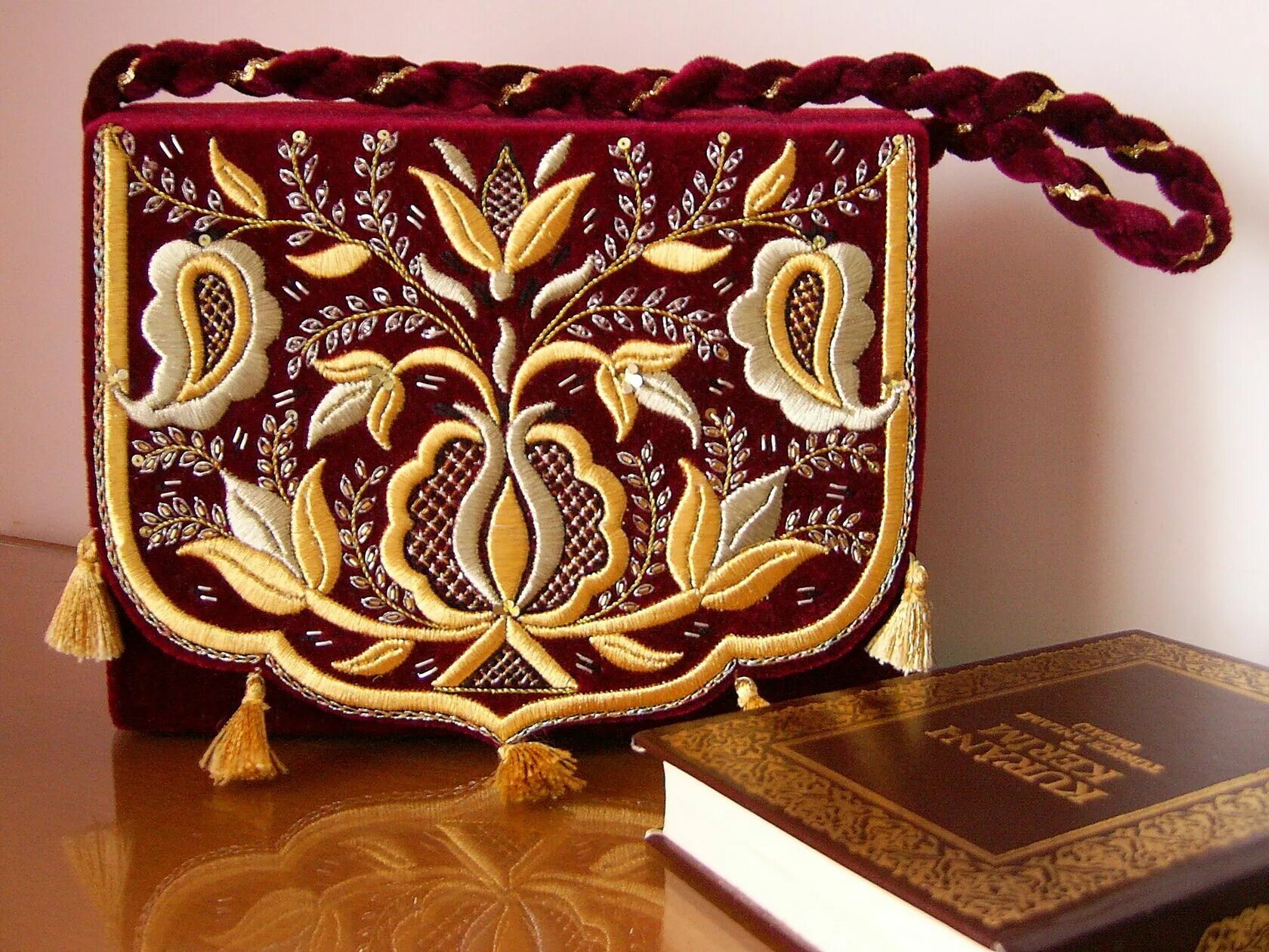 золотые татары. черная футболка с золотым принтом. ювелирное искусство волжской булгарии. татарское золотное шитье. золотые татары.