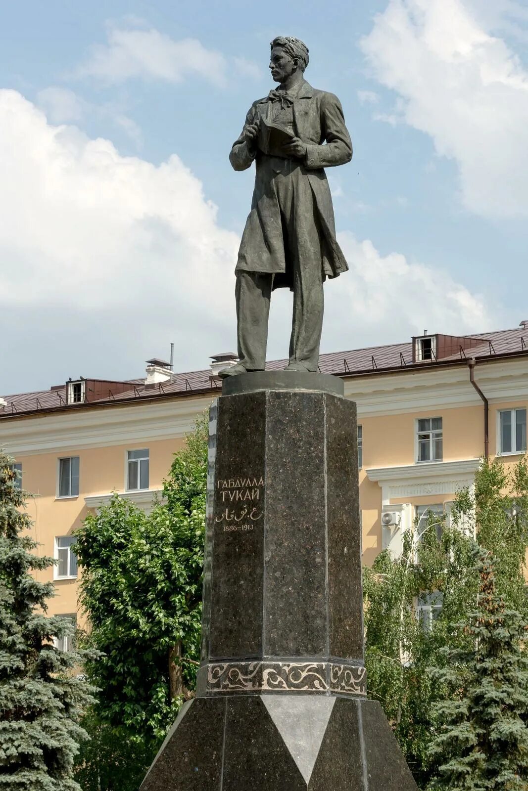 Памятники писателям в казани. Памятник рустему яхину в казани. Памятник габдуллы тукая в москве. Казань памятник композитору яхину. Памятник карлу фуксу в казани.