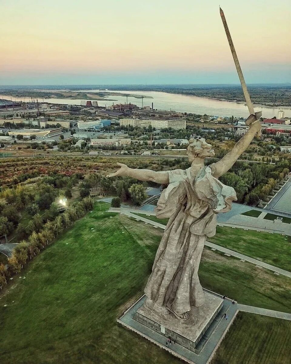 Ролина. Родина мать зовёт Мамаев Курган Волгоград. Монумент Родина мать в Волгограде. Скульптура Родина-мать зовет в Волгограде. Памятник Родина мать.