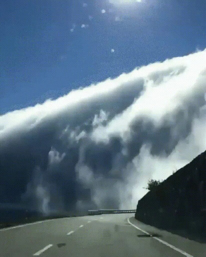 Облако спустилось на землю. Падающие облака. Облако упало на землю. Падающие облака в горах.