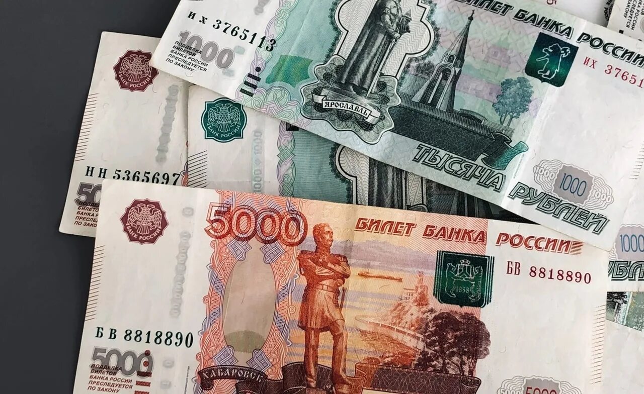 Выплата 5 млн рублей. Деньги 1000 рублей. Денег областям. Бухгалтер деньги. 1000 Рублей размер.