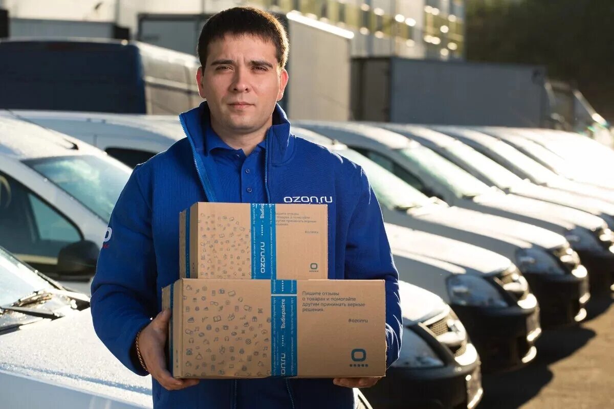 водитель и автомобиль. водитель и автомобиль. водитель грузового такси. водитель улыбается. водитель экспедитор.