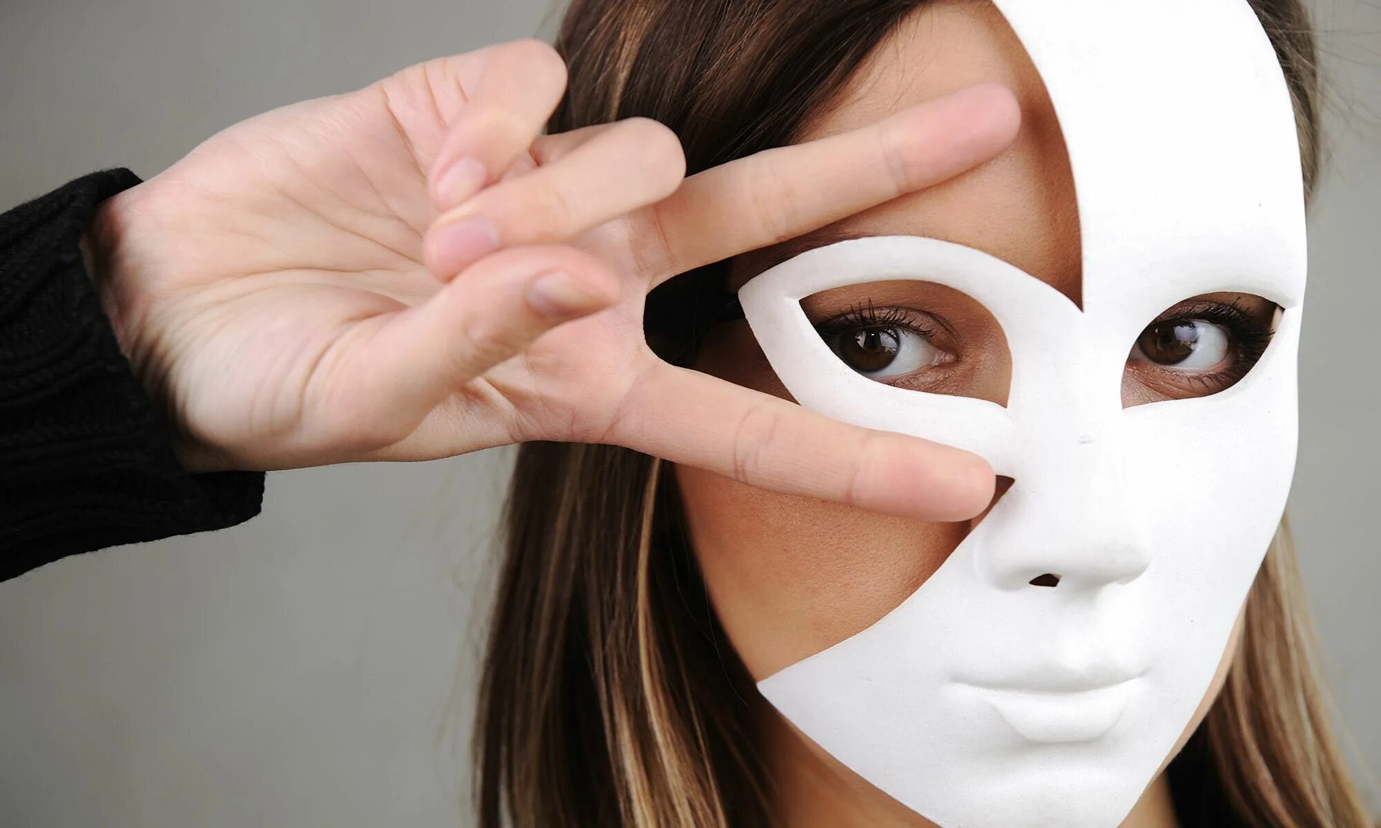 люди скрываются под масками. маска двуличия. скрывает эмоции под маской. киллиан мерфи глаза. прячь лицо 3.