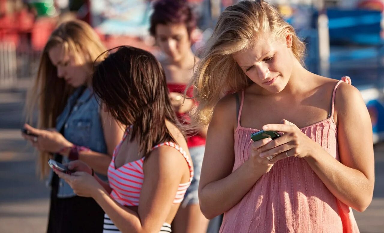 Молодежь с гаджетами. Избалованная молодежь. Юноши и девушки подростки. The mick сериал. Дети и беспорядок.