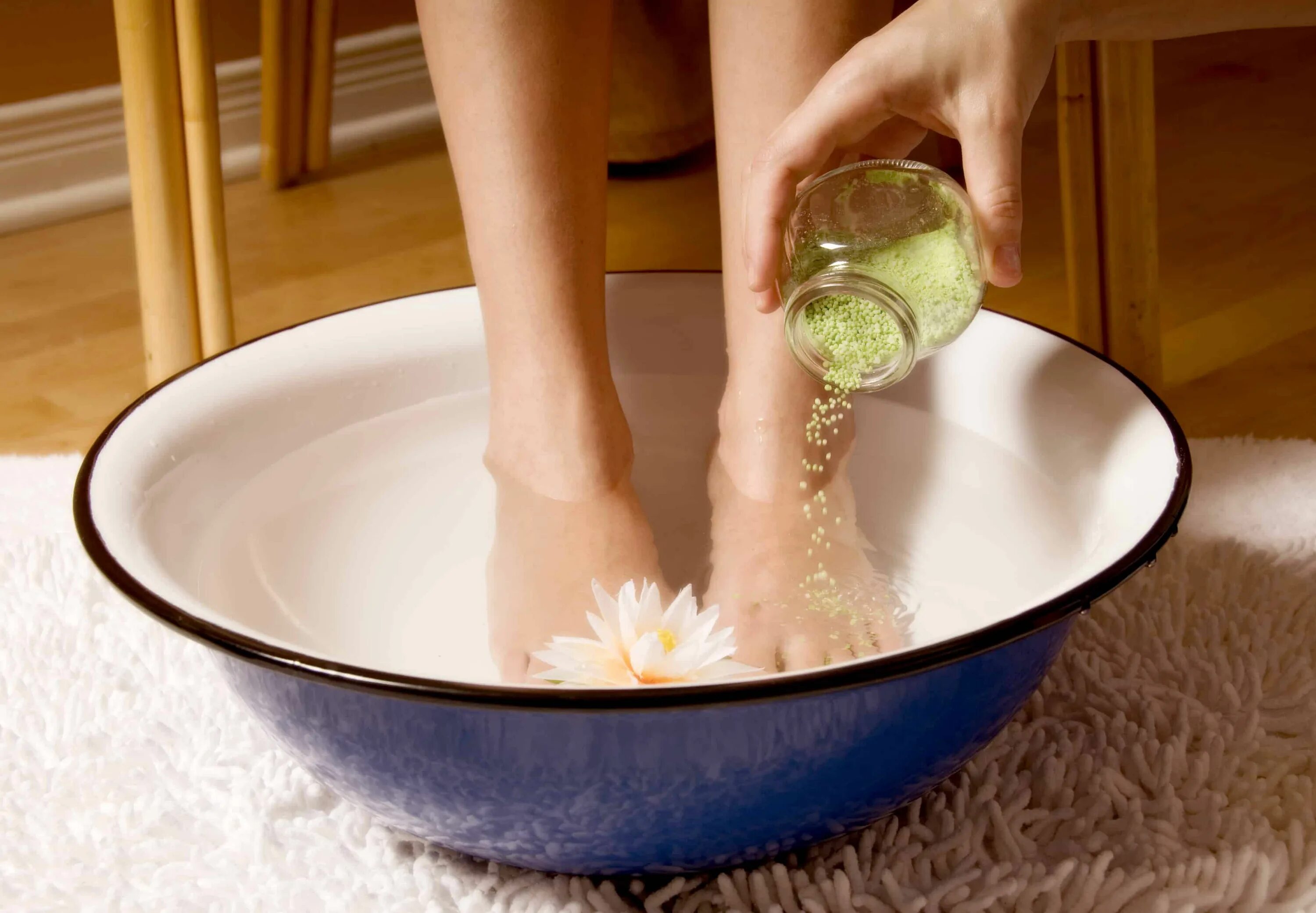 Ванночка для ног. Ванночка для ног с солью. Ноги в тазике с травами. Солевая ванночка для ног.