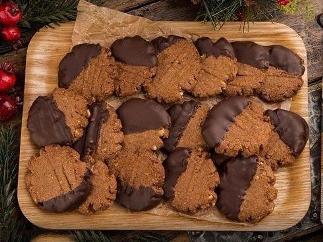 Печенье с шоколадом рецепт в домашних. Шоколадное печенье. Печеньки с шоколадом. Шоколадное песочное печенье. Шоколадное печенье с шоколадом.