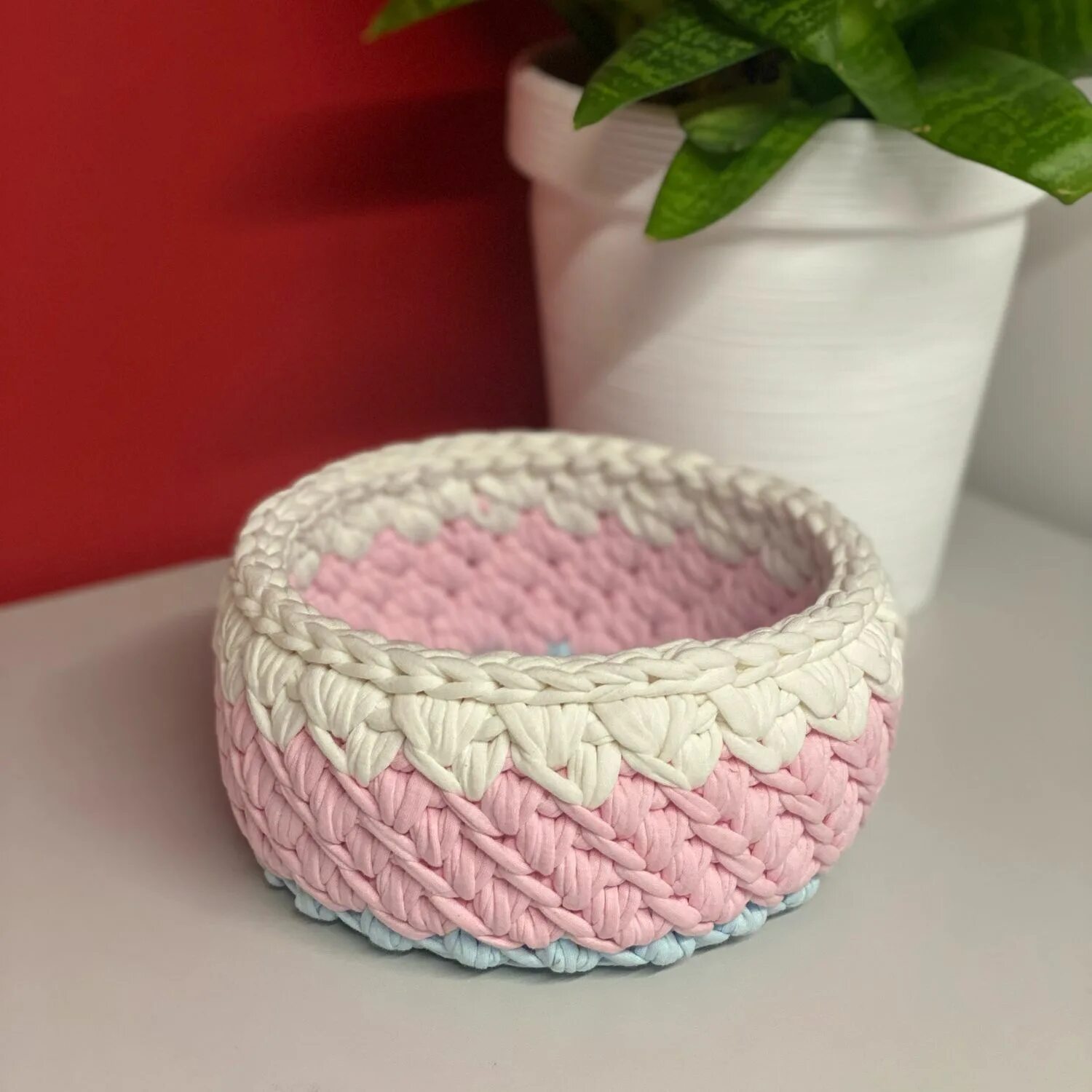 Корзинка из трикотажной пряжи зефирка. Корзинка из трикотажной пряжи зефирка. Корзиночки зефирки из трикотажной пряжи. Корзинка зефирка крючком. Вязаный зефир.