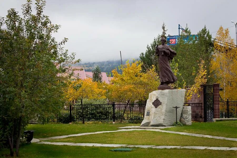 Россия г златоуст. Памятники города Златоуста. Памятник Иоанну Златоусту. Город Златоуст достопримечательности.