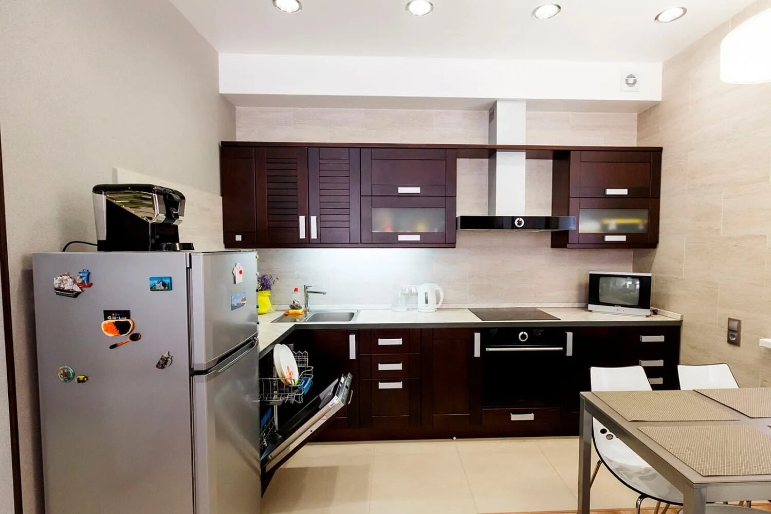 Кухня эльба рамочная. Кухня цвета венге. Кухня венге с бежевым. Кухни цвета венге. Кухонный гарнитур цвет венге.