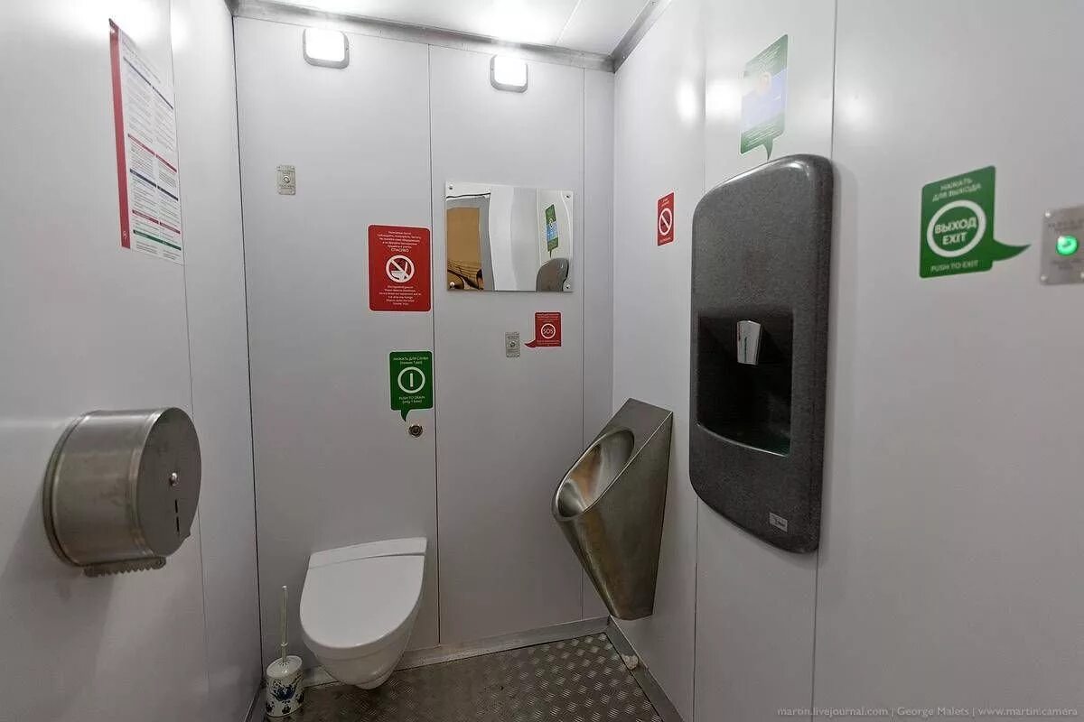 Бывает туалет. Туалет в метро. Туалеты в метро Москвы. Городской туалет внутри. Общественные туалеты в Москве внутри.