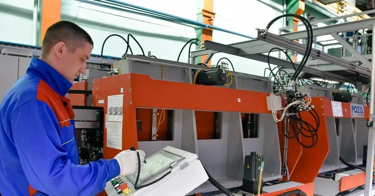 Оператор производственного участка. На заводе производится смена оборудования. Смена на заводе. На заводе производится смена оборудования. На заводе производится смена оборудования.