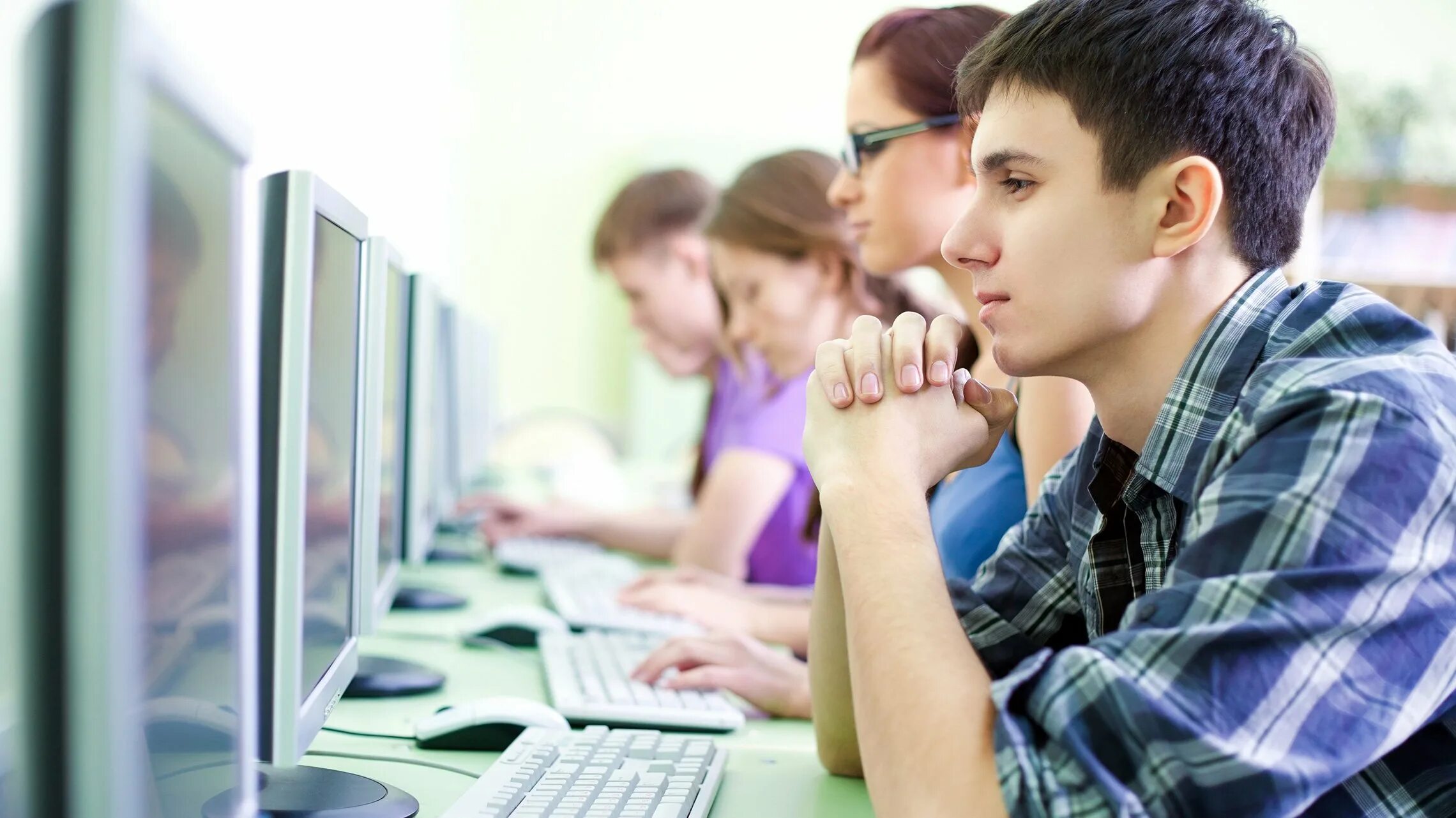 В работе мб. Подросток за компьютером. Подросток и компьютер. Ученик за компьютером. Школьники за компьютеро.