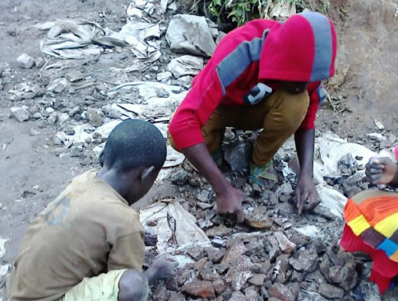 Дети добывают кобальт в Конго. Кобальтовые Рудники в Конго детский труд. Конго рабский труд детей кобальт.
