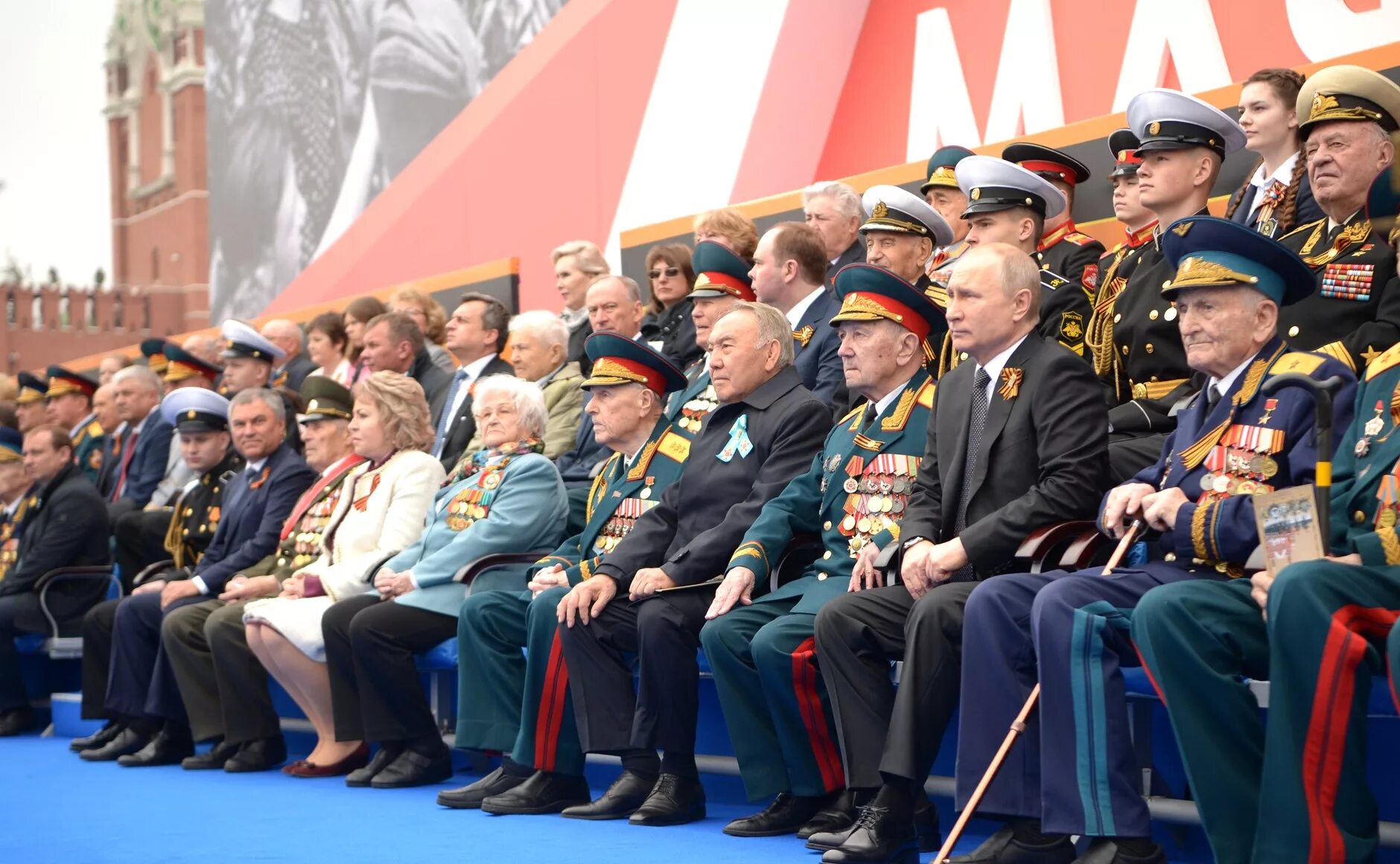9 мая в москве 2024 год. Парад Победы 2019 в Москве трибуны с ветеранами. Парад Победы на красной площади ветераны.