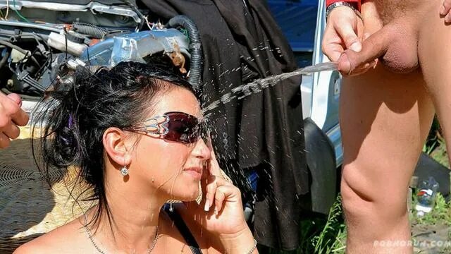 Девка в больших очках писает на пляже