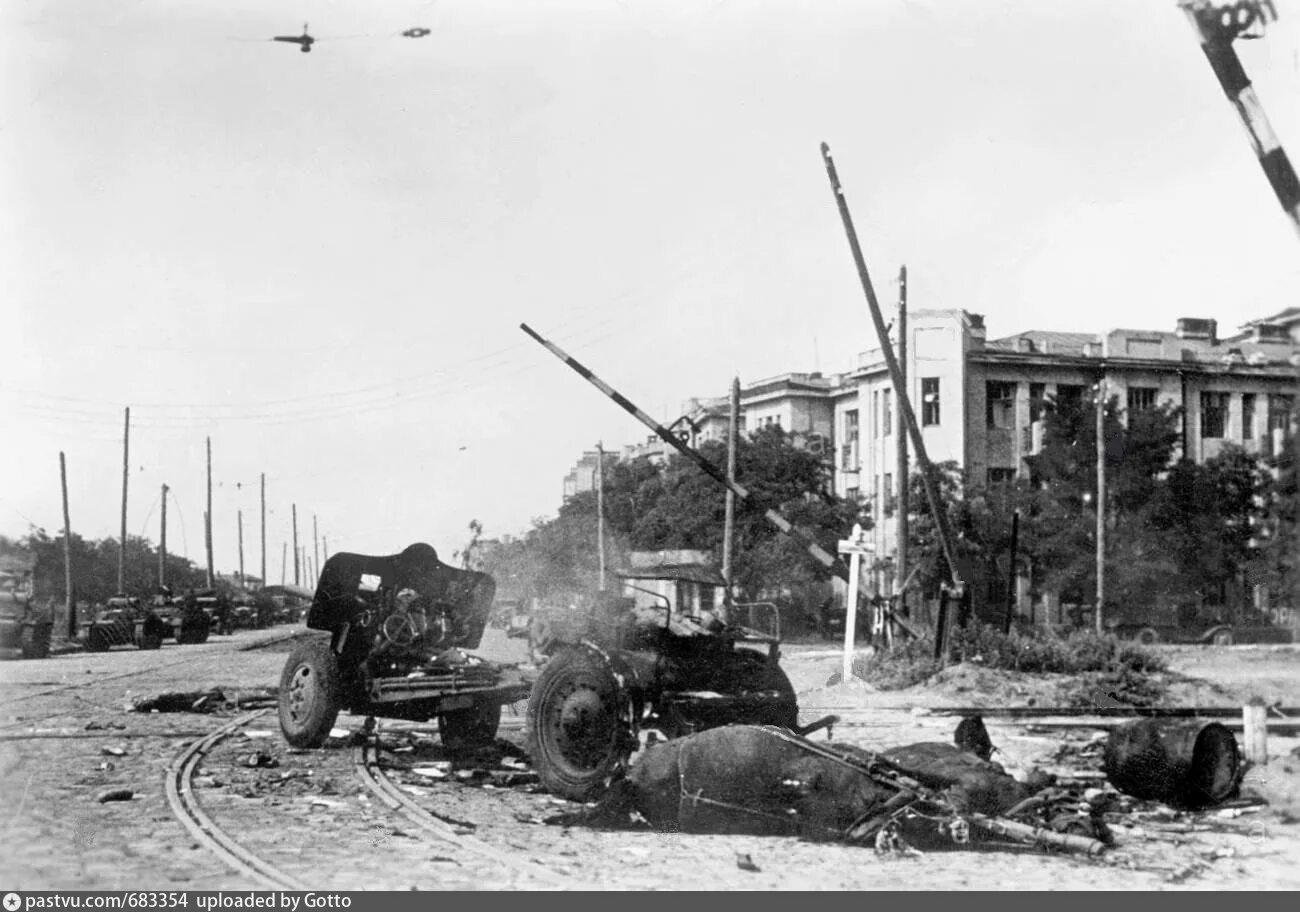 Первое сражение ростова. Оккупация Ростова на Дону 1942. Комсомольская площадь Ростов на Дону 1942. Бои за Ростов на Дону 1942.