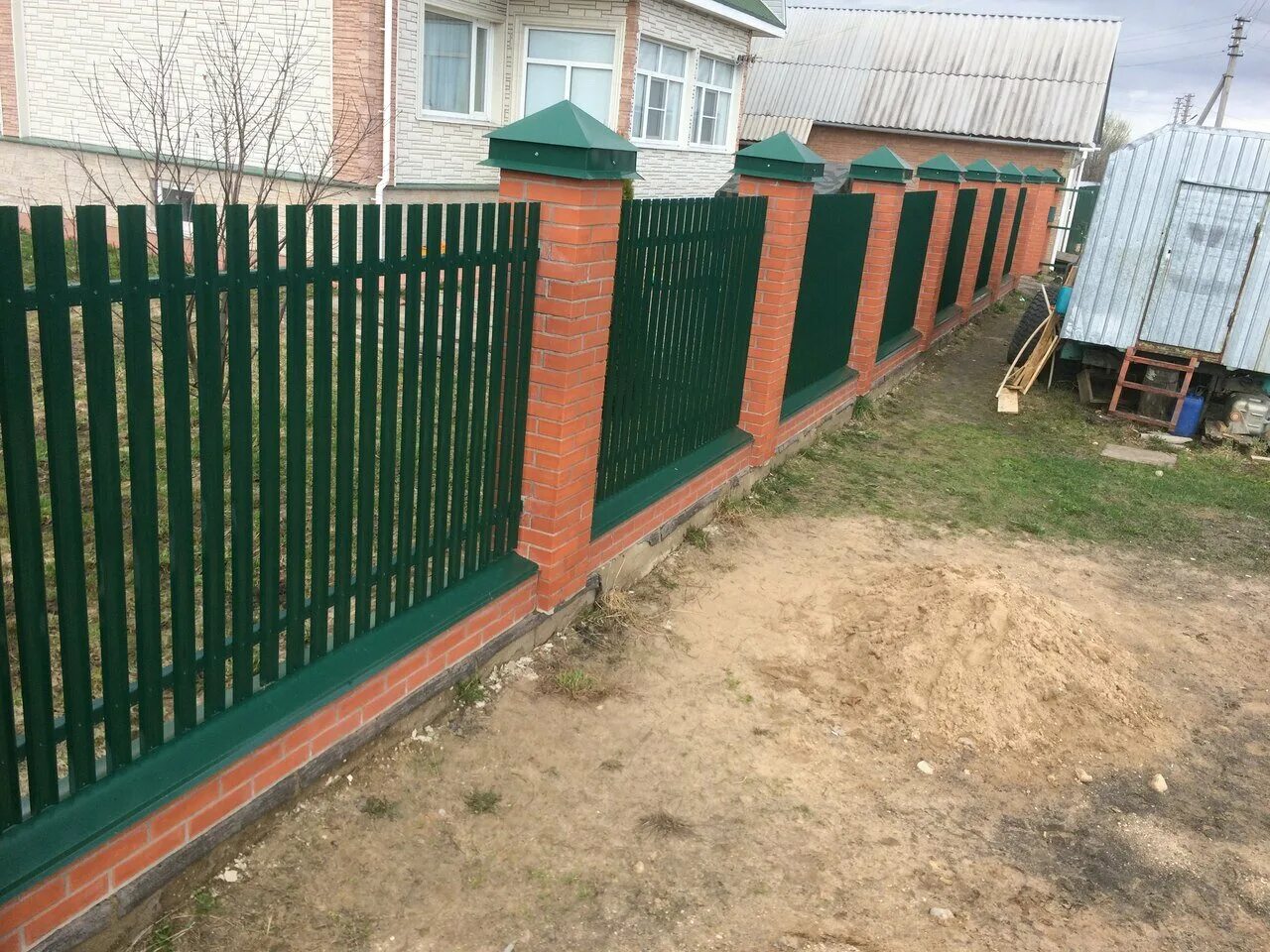 забор северный. вологодский забор. заборы вологда. флагман вологда за забором. профлист для забора череповец.