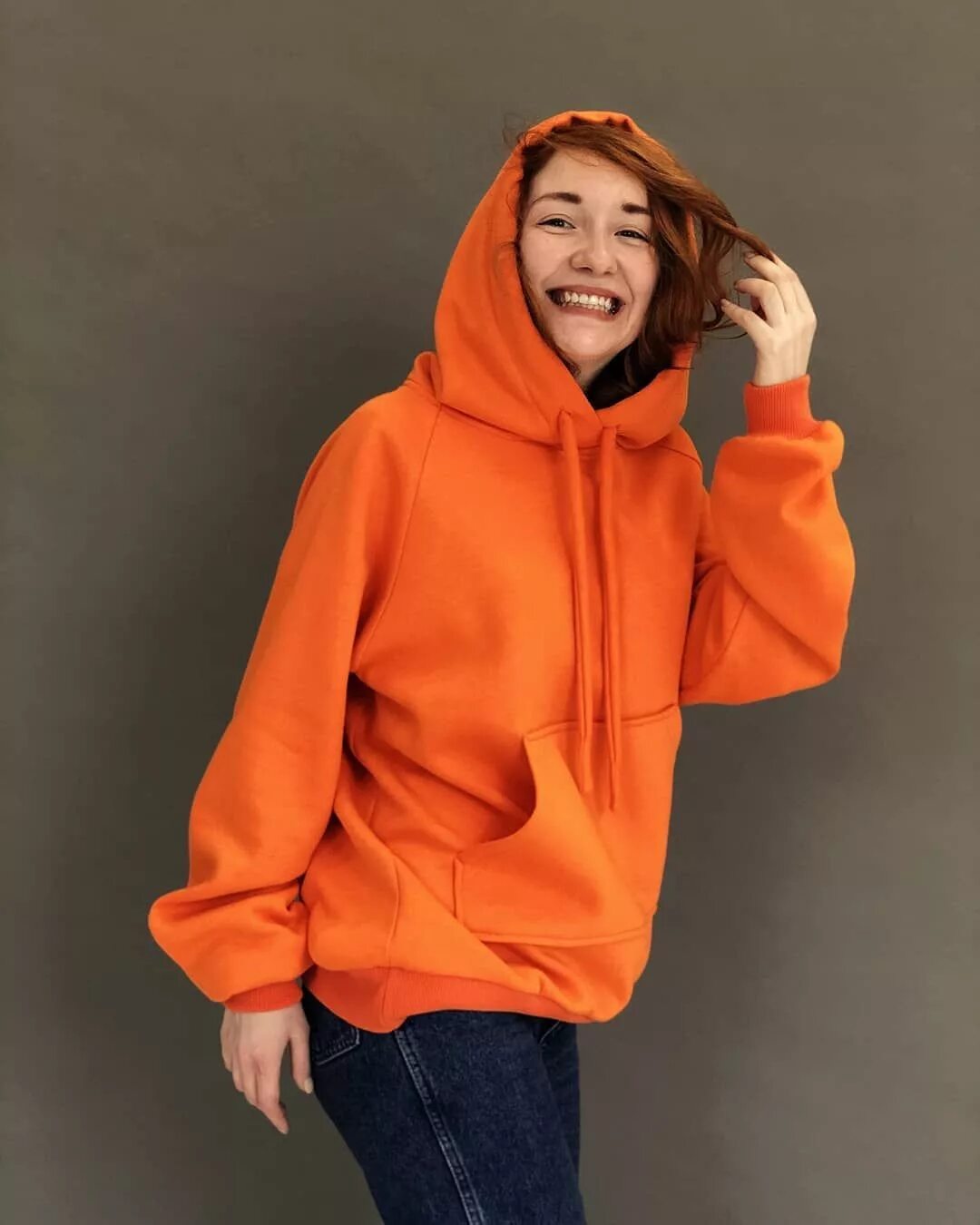 Мерч от дрим тим хаус худи. Худи женское. Какое худи. Толстовка красная. Худи тонкое.