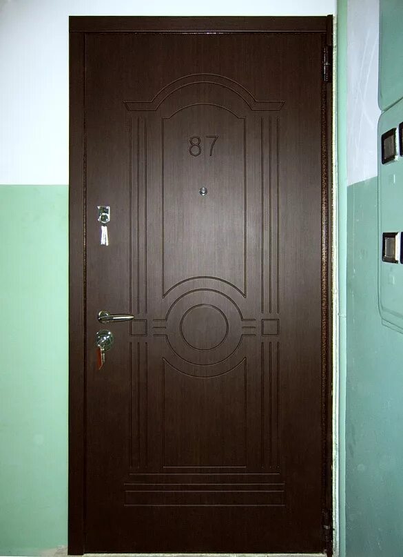 Двери в квартиру в подольске. Дверь в квартиру. Входная дверь в квартиру в подъезде. Квартирная дверь. Номер на входную дверь.