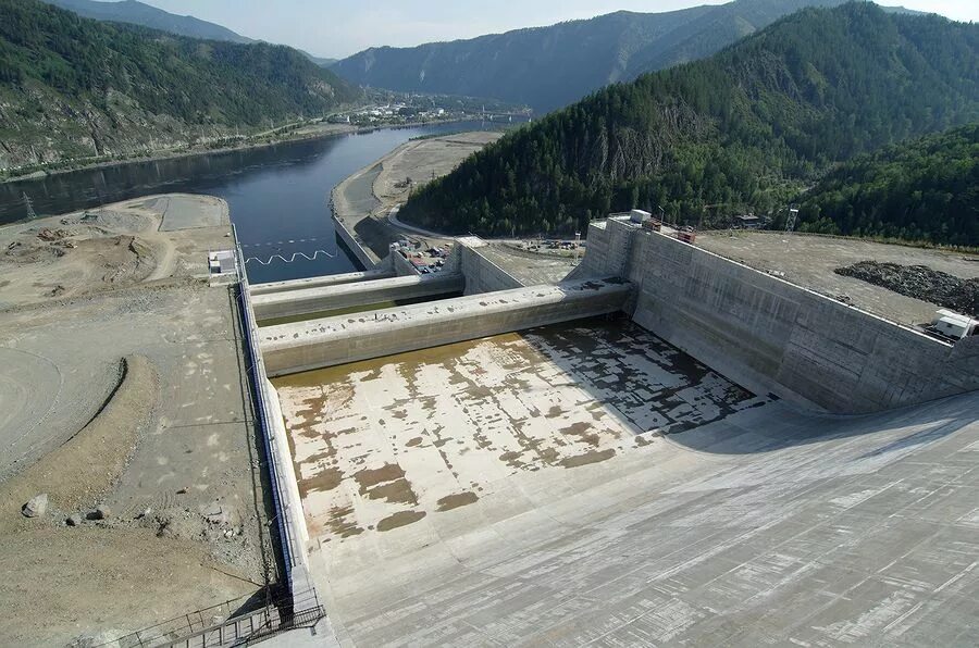 Береговой водосброс Саяно-Шушенской ГЭС. Береговой водосброс СШГЭС. Саяно Шушенская ГЭС водо зброс. Береговой водосброс СШ ГЭС.