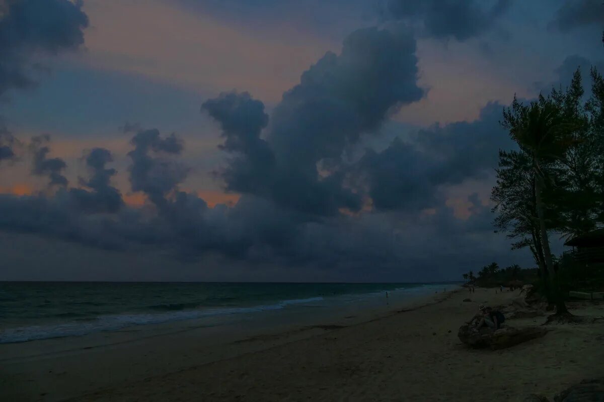 побережье ночью. лунная ночь. когда выходит ночь у берега. когда выходит ночь у берега. ночное море.
