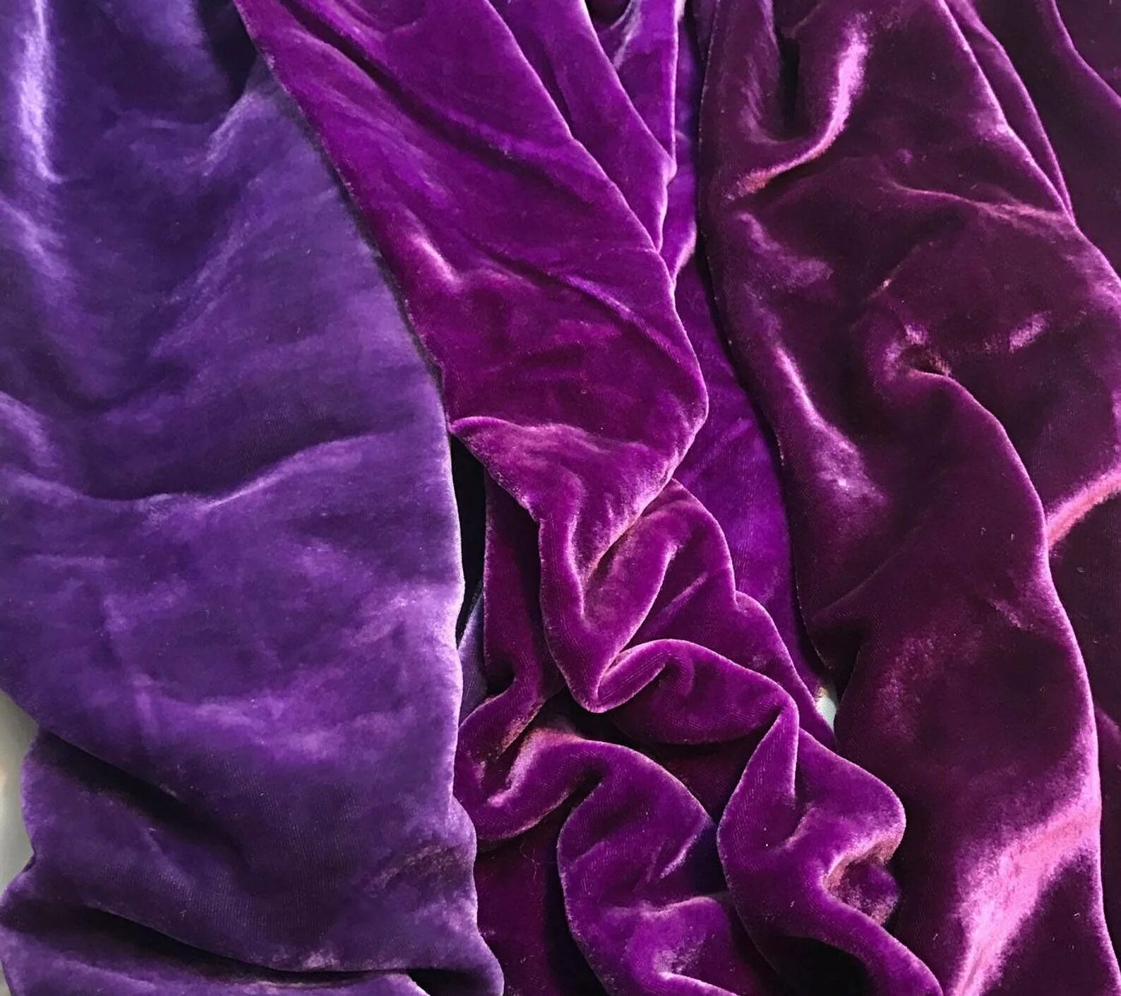 Бархат как называется. Велюр bloom 9 purple. бархат индиго. джоконда бургунди синий бархат. лионский бархат.