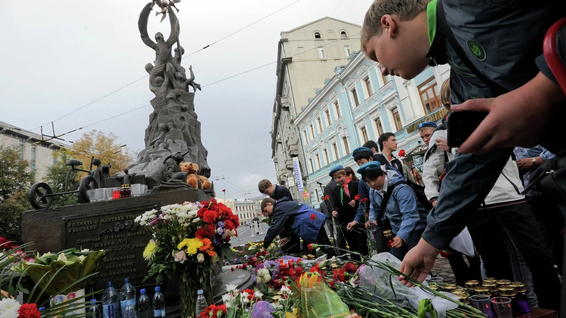 Теракт в москве 2024 год последние новости. Памятник жертвам Беслана в Москве. Памятник в Москве посвященный трагедии в Беслане. Памятник жертвам трагедии в Беслане Церетели. В память о жертвах трагедии в Беслане Москва.