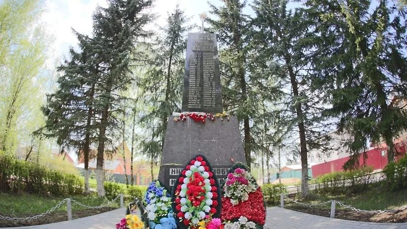 Имени павших. Памятник в Апрелевке на улице Самохина. Памятник воинам в Апрелевке. Мемориалы Шаховского района. Воинское захоронение Юматово.