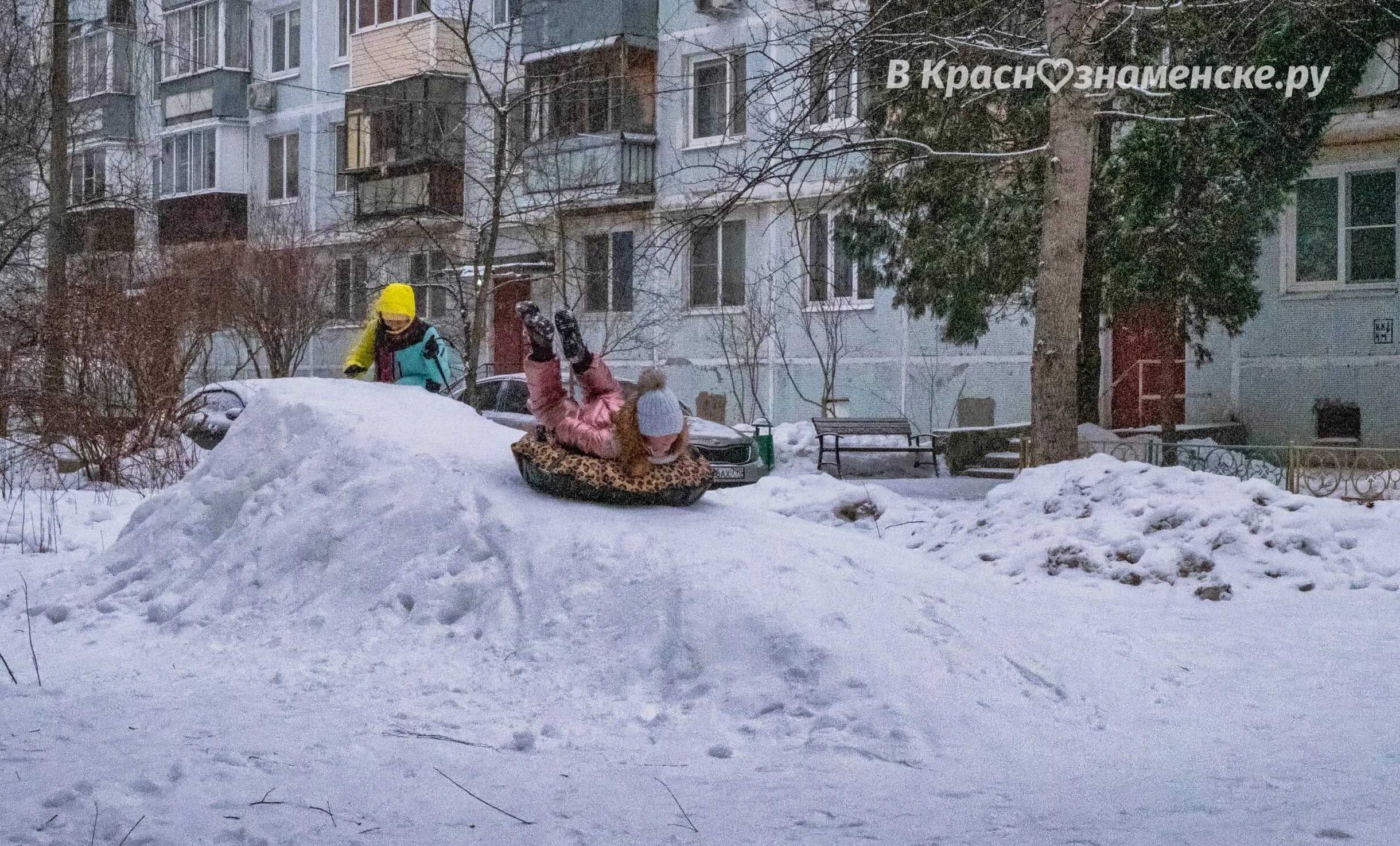 Ледяная горка во дворе. Снежная горка во дворе. Горка снежная для детей. Ледяные горки во дворе. Горка из снега во дворе.